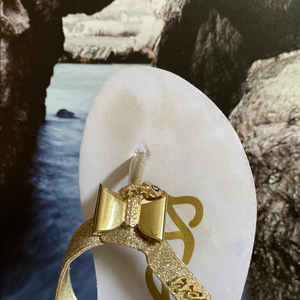Guess Women's Gold Flip Flops - Picture 5 of 7